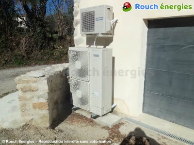 Groupes extérieurs de PAC air-eau et chauffe-eau thermodynamique Hitachi, installés près de Varilhes en Ariège