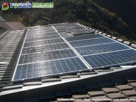 Photovoltaïque intégrés autour d'un Velux, à Perles et Castelet, Ariège